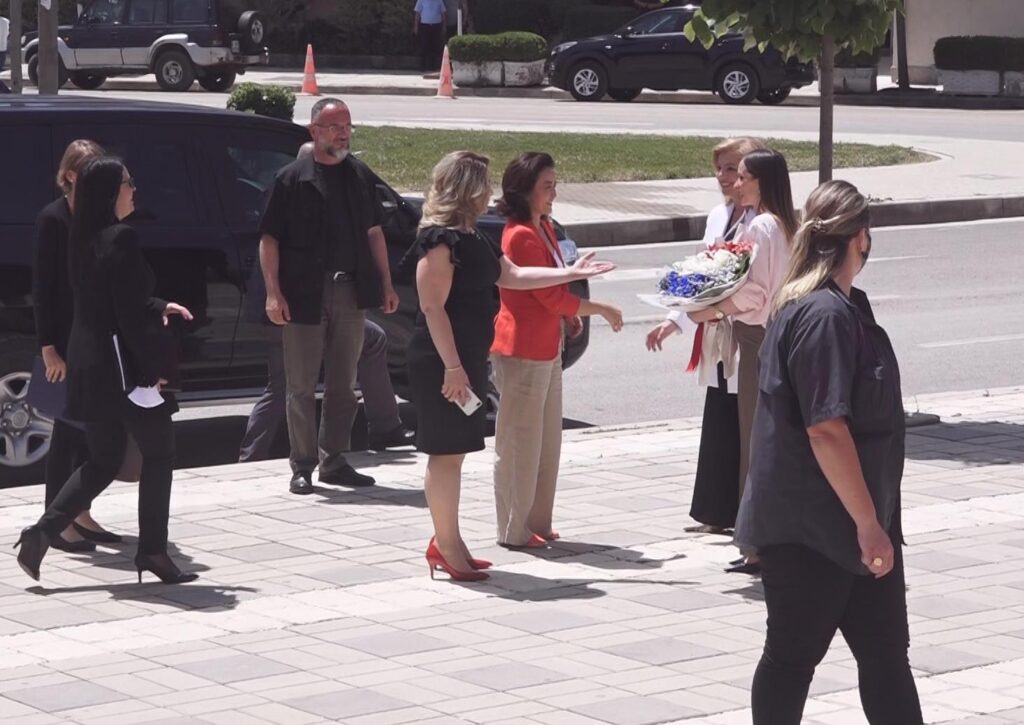 FOTO/ Ambasadorja e SHBA viziton për herë të parë Kukësin, i bën përshtypje Rruga e Kombit