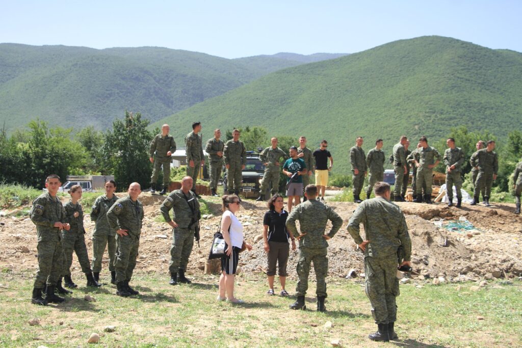 FOTO/ Forcat e FSK dhe vullnetarë nga Shqipëria e Kosova, pastrojnë bregun e Drinit të Bardhë