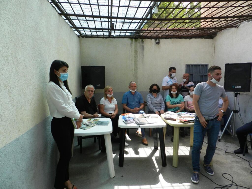 FOTO/ ‘Bisedë për librin’ Petrit Palushi takim me të paraburgosurit në Kukës
