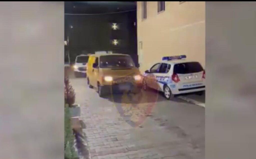 VIDEO-EMRAT/ Dy të arrestuar në doganë, kishin mbushur furgonin me refugjatë