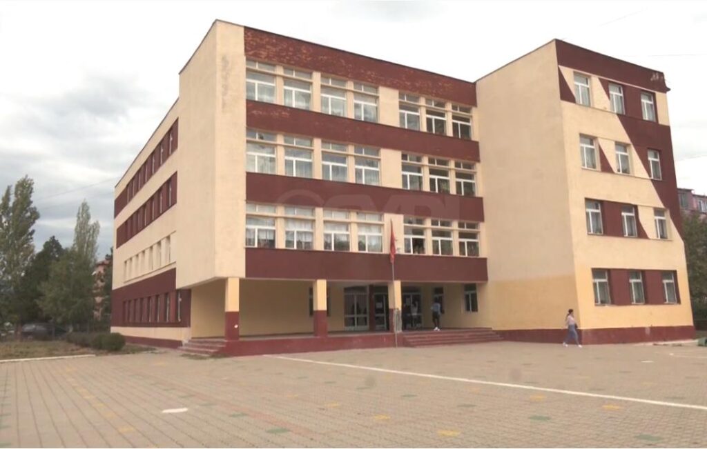 Dëmtohet kolona e shkollës ‘Riza Spahiu’ në Kukës, 470 nxënës mbeten pa mësim