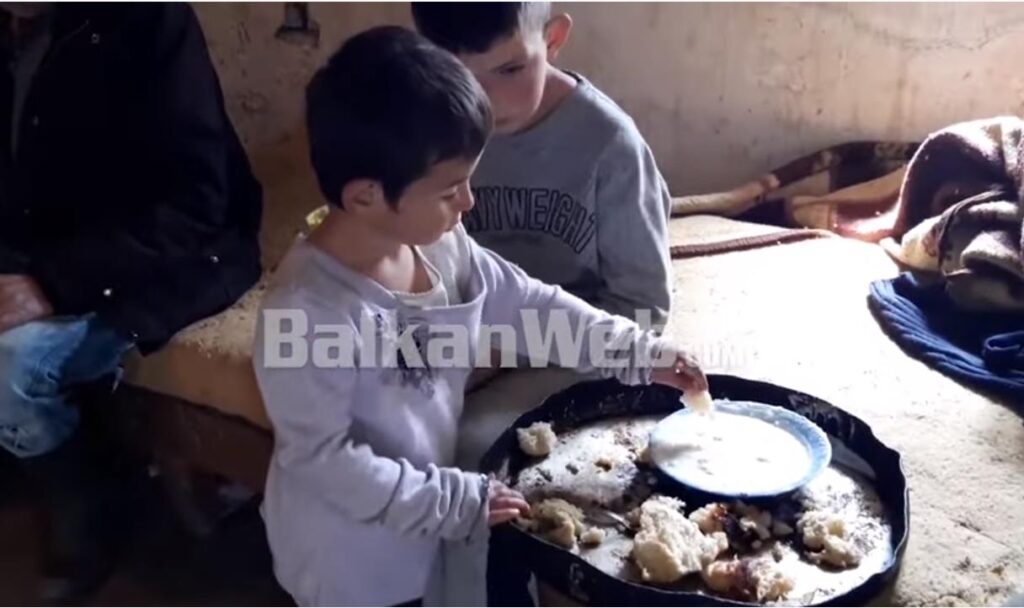 VIDEO/ Familja në Kukës në varfëri ekstreme, babai me 3 fëmijë jetojnë në një dhomë, ushqehen me bukë e kos