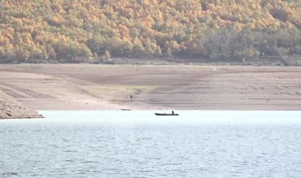 VIDEO/ Gjuetia me dinamit po shkatërron peshkun në liqenin e Kukësit