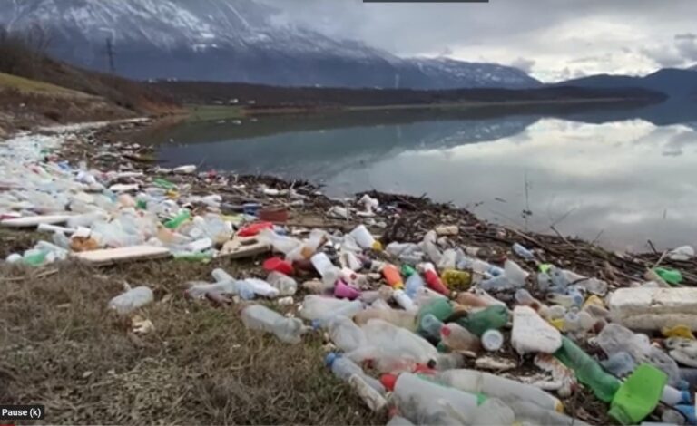 Bregu i liqenit të Fierzës mbulohet nga mbetjet plastike